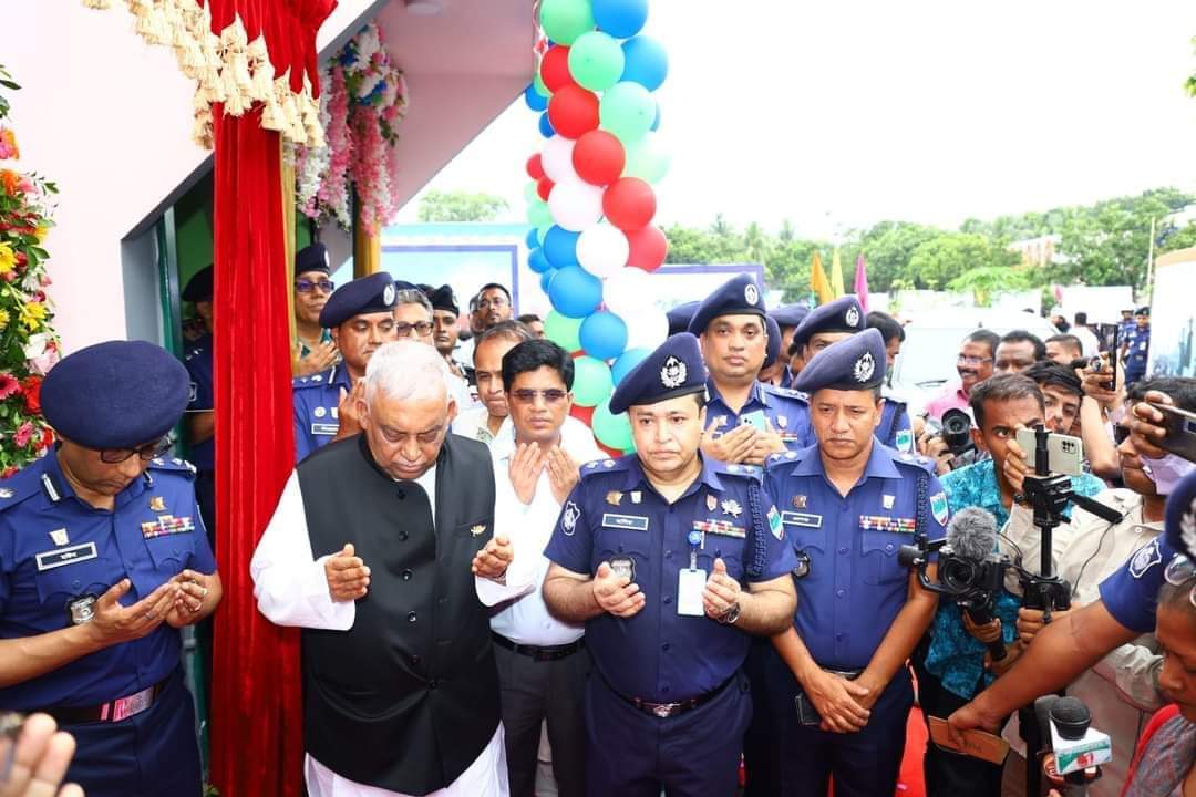 সাতক্ষীরা পুলিশ লাইন্সে ইনডোর প্লে-গ্রাউন্ড উদ্বোধন করলেন স্বরাষ্ট্রমন্ত্রী খান কামাল 10 FB IMG 1695459385541