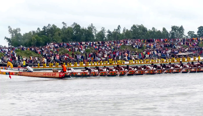 ব্রহ্মপুত্রের বুকে ছলাৎ ছলাৎ শব্দে গর্জে উঠল মাঝিমাল্লার বৈঠা 11 Jamalpur Pic 01