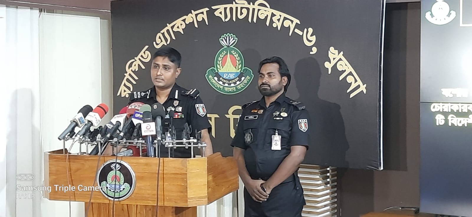 স্বর্ণ ও অস্ত্র চোরাকারবারি ‘গোল্ড নাসির’ আটক 11 rab