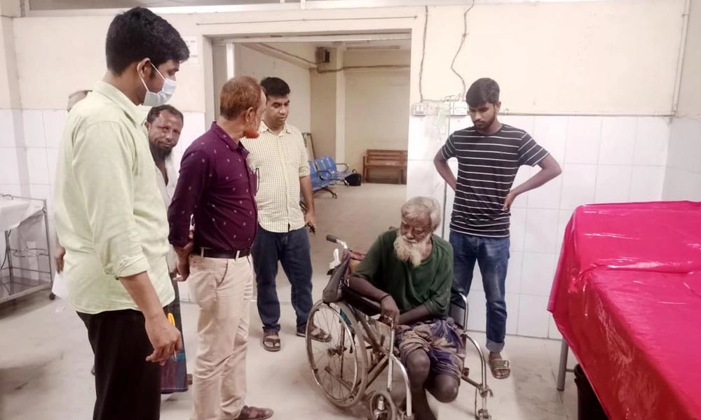 প্যারালাইসিসে আক্রান্ত বাবাকে রাস্তায় ফেলে গেল ছেলে 6 1697354413 b04e1ebe28794862a950c2d8fc02852a