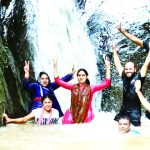 রাস্তায় কাদা: স্যান্ডেল-হাতে স্কুলে যাচ্ছে শিক্ষার্থীরা