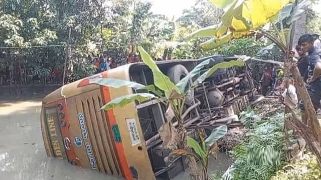 barishal road accident 141023 01