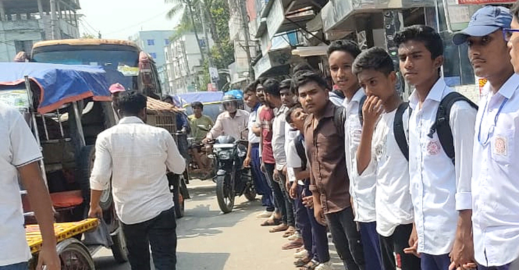 চুয়াডাঙ্গায় শিক্ষককে চড় মারা সেই ছাত্র নির্বাচনী পরীক্ষা থেকে বহিষ্কার 12 chu 20231011122736