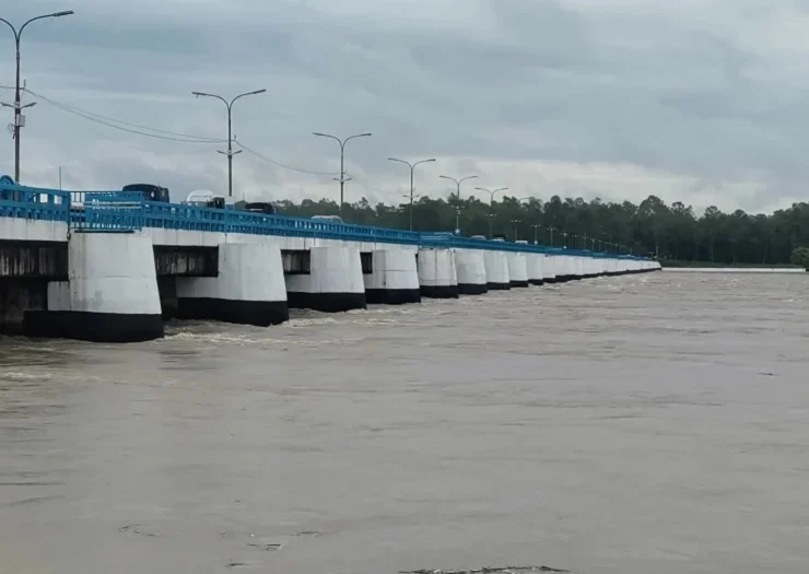 তিস্তায় বাড়ছে পানি, ভেঙেছে বাঁধ, ৫ জেলায় বন্যার শঙ্কা 5 image 325845