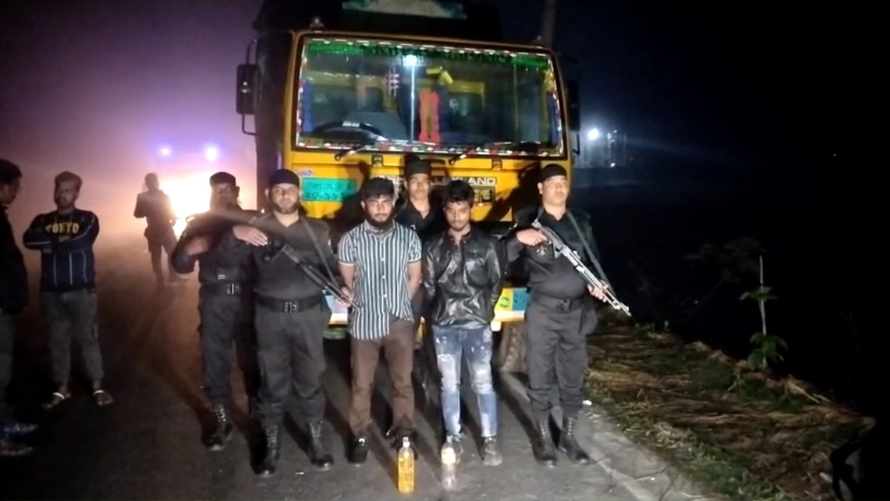 যশোরে ট্রাকে অগ্নিসংযোগকালে সময় ২ যুবক আটক 7 Jessore.atok