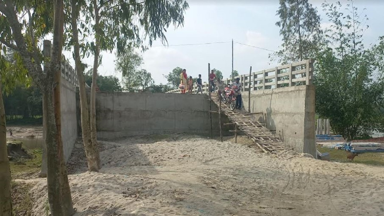 লালমনিরহাটে বাঁশের সাঁকো বেয়ে উঠতে হয় ৭ কোটি টাকার সেতুতে 10 image 36178 1699012443