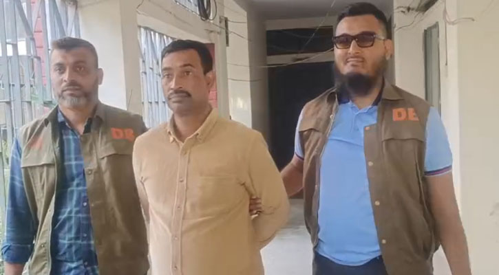 যশোরে স্বর্ণবারসহ পাচারকারী আটক 10 jessore.2