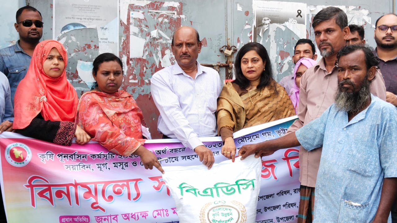 রাজাপুরে বিনামূল্যে কৃষকদের মাঝে বীজ ও সার বিতরণ 11 rajapur