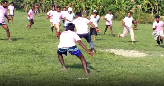 দৌলতখানে কৃষি কর্মকর্তাদের সঙ্গে ফুটবল খেললেন কৃষকরা 5 s.babu