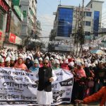 নৌকায়  ট্রাক নিয়ে নদী পার হলেন মাহিয়া মাহি