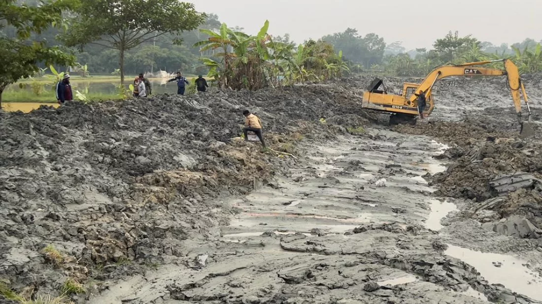 অবৈধভাবে কাটা হচ্ছে ফসলি জমির মাটি, ৫০ হাজার টাকা জরিমানা 11 a28a02e12346a7c3b78f886909cee509 65917b852bd52
