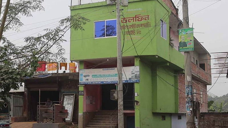 গ্রাহকের কোটি কোটি টাকা নিয়ে পালিয়েছে ‘ডলফিন’ 7 ডলফিন 2401240825