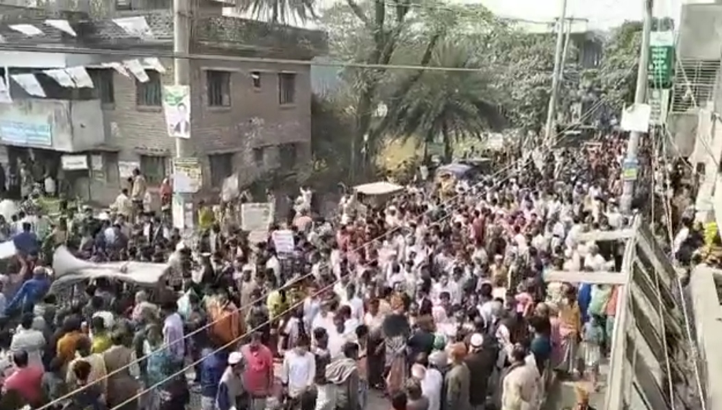 কটিয়াদীতে স্বেচ্ছাসেবক লীগ নেতার হাত কর্তনের প্রতিবাদে মানববন্ধন 7 IMG 20240205 145852