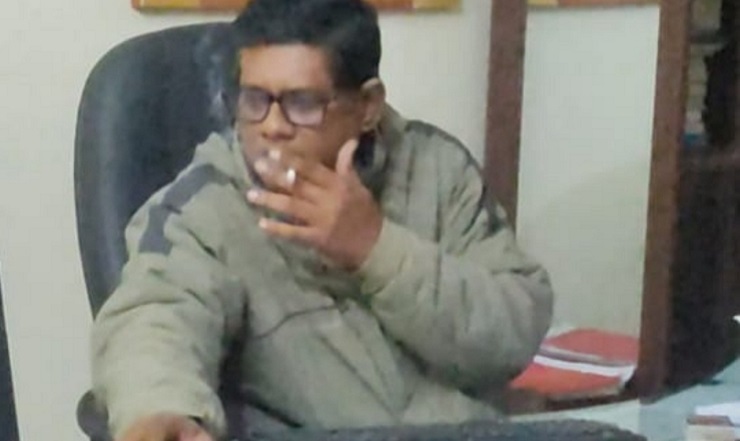 নলছিটির হিসাবরক্ষণ কর্মকর্তার অফিসে বসে প্রকাশ্যে ধূমপান 11 image 343144