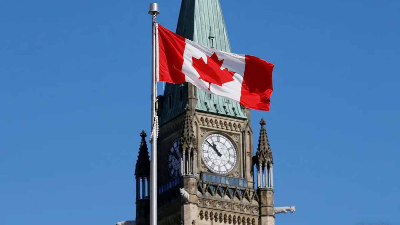 পাসপোর্ট ছাড়াই কানাডায় বিমানবালা, জরিমানা 6 canada 20240318135711