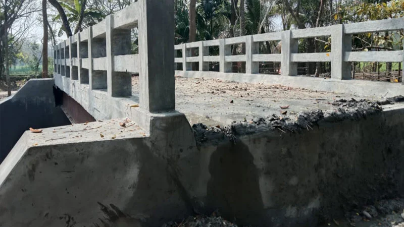 নলছিটিতে উদ্বোধনের আগেই সেতুতে ফাটল 7 taka 1709486825