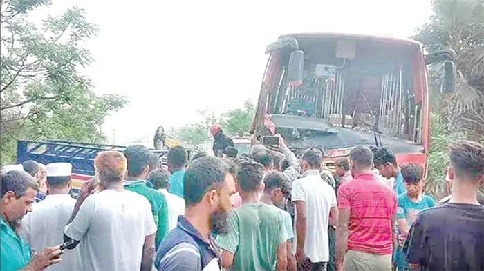 ফরিদপুরে ত্রাণের টিন আনতে গিয়ে প্রাণ গেল ১৩ জনের 5 105867 tran