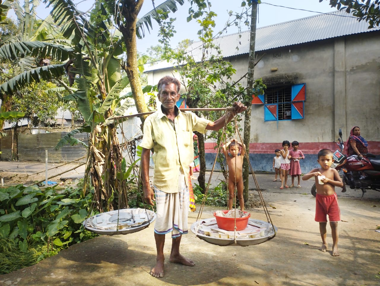 কটিয়াদীতে ফেরি করে দই বিক্রি করে চলছে সঞ্জিতের সংসার 5 IMG 20240419 WA0001