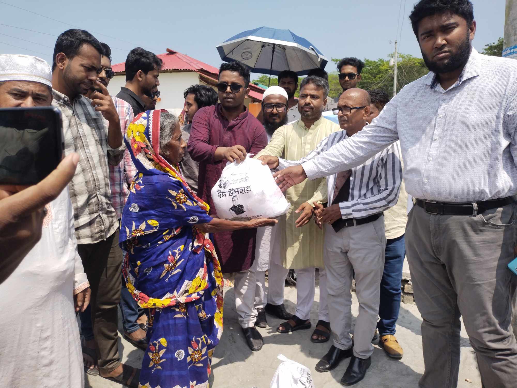 পাথরঘাটা, বামনা ও বেতাগীতে প্রধানমন্ত্রী পক্ষে কেন্দ্রীয় আওয়ামী লীগ নেতার ঈদ উপহার বিতরণ 7 received 724956732862465