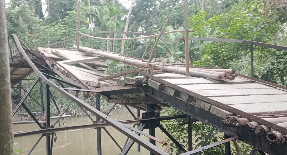 বাকেরগঞ্জে হাজারী খালের সেতুটি এখন মরণ ফাঁদ 6 image 96975 1718526224