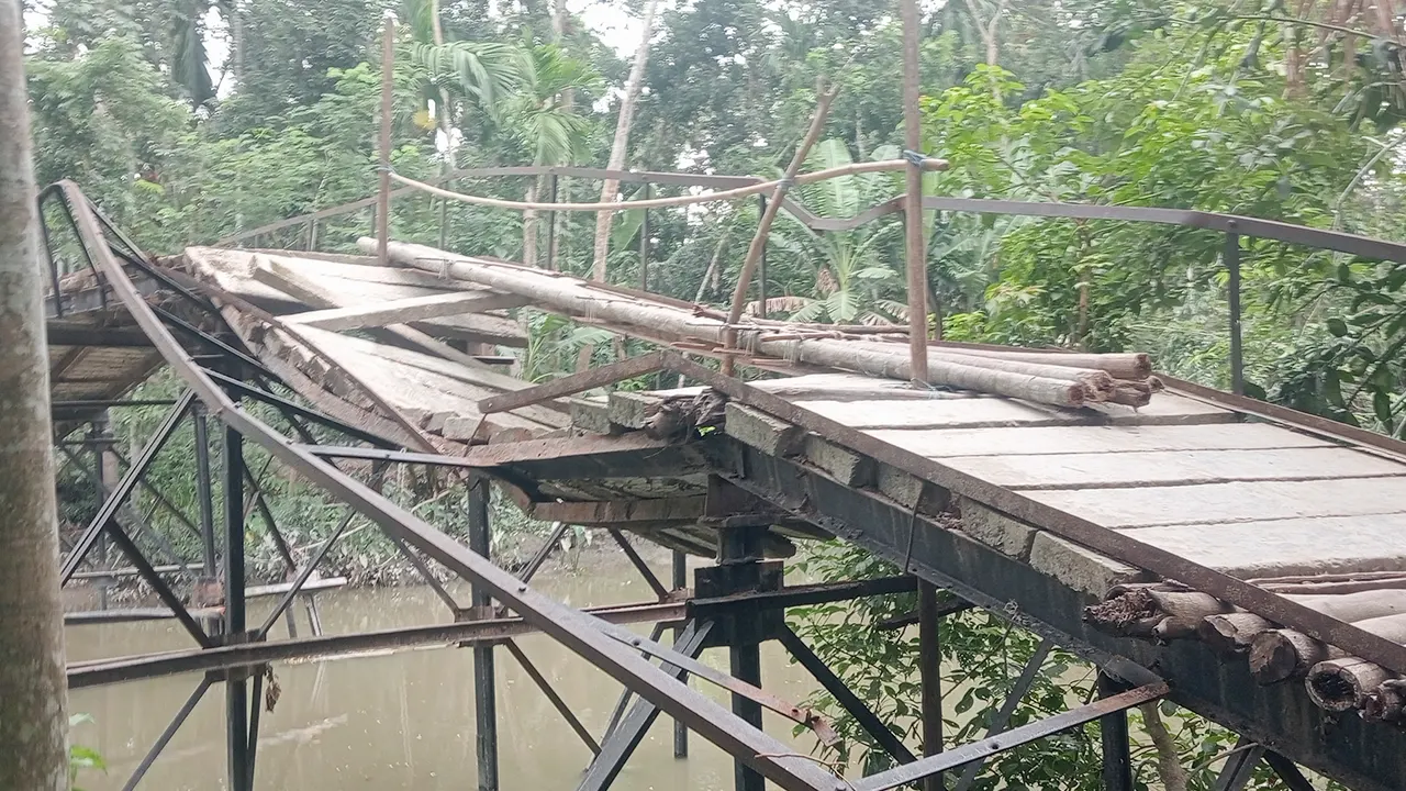 বাকেরগঞ্জে হাজারী খালের সেতুটি এখন মরণ ফাঁদ 14 image 96975 1718526224