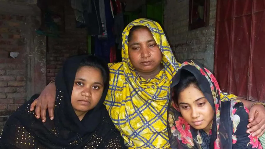 মেয়েদের সঙ্গে আকলিমা বেগম।