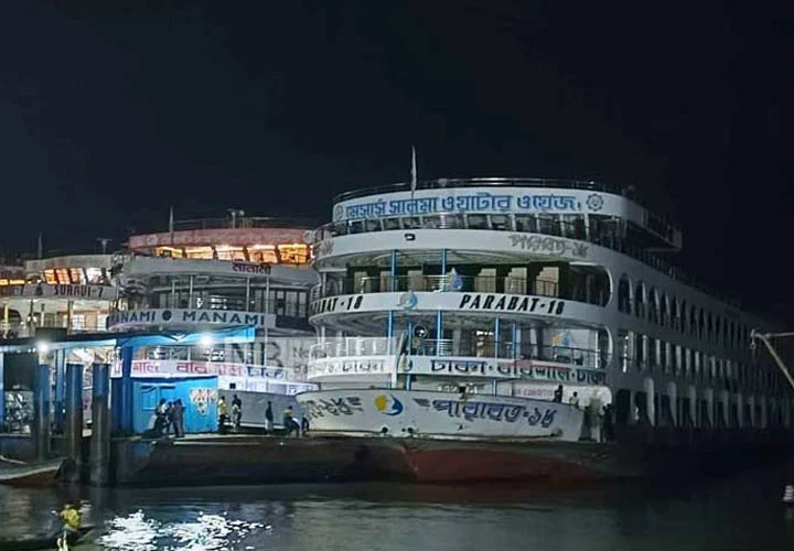 ঢাকা-বরিশাল রুটে লঞ্চ চলাচল শুরু 11 লঞ্চ