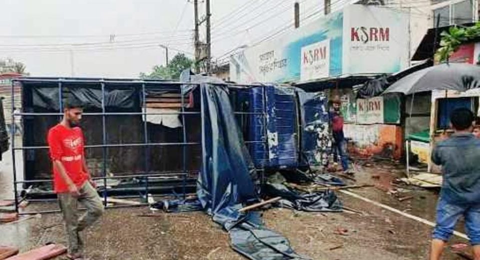 বরিশালে পুলিশভ্যান উল্টে ফেলে ভাঙচুর, আহত দুই পুলিশ সদস্য 5 451441725 508613024962383 5443235510589429512 n