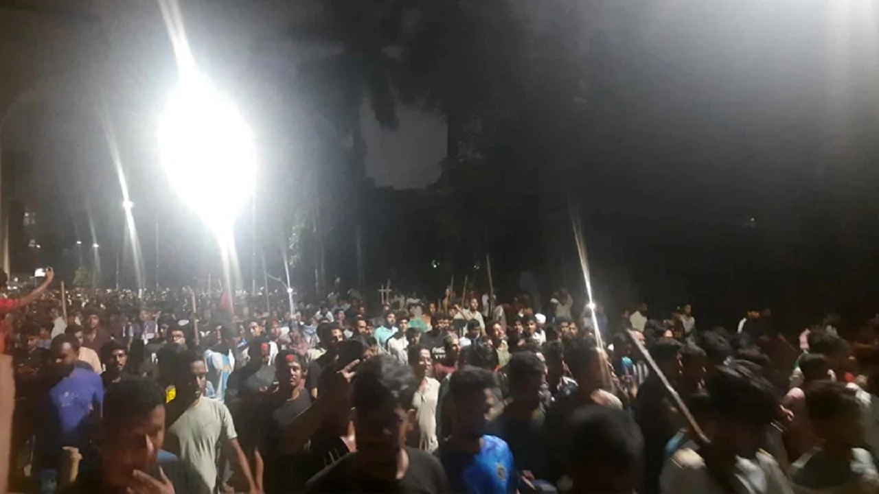 শিক্ষার্থীদের ওপর আনসার সদস্যদের গুলি,ধাওয়া খেয়ে পালালেন