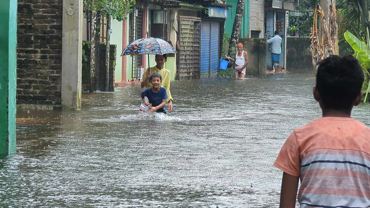 ভয়াবহ বন্যায় ক্ষতিগ্রস্ত ৫৭ লাখ মানুষ, মৃত্যু ২৩