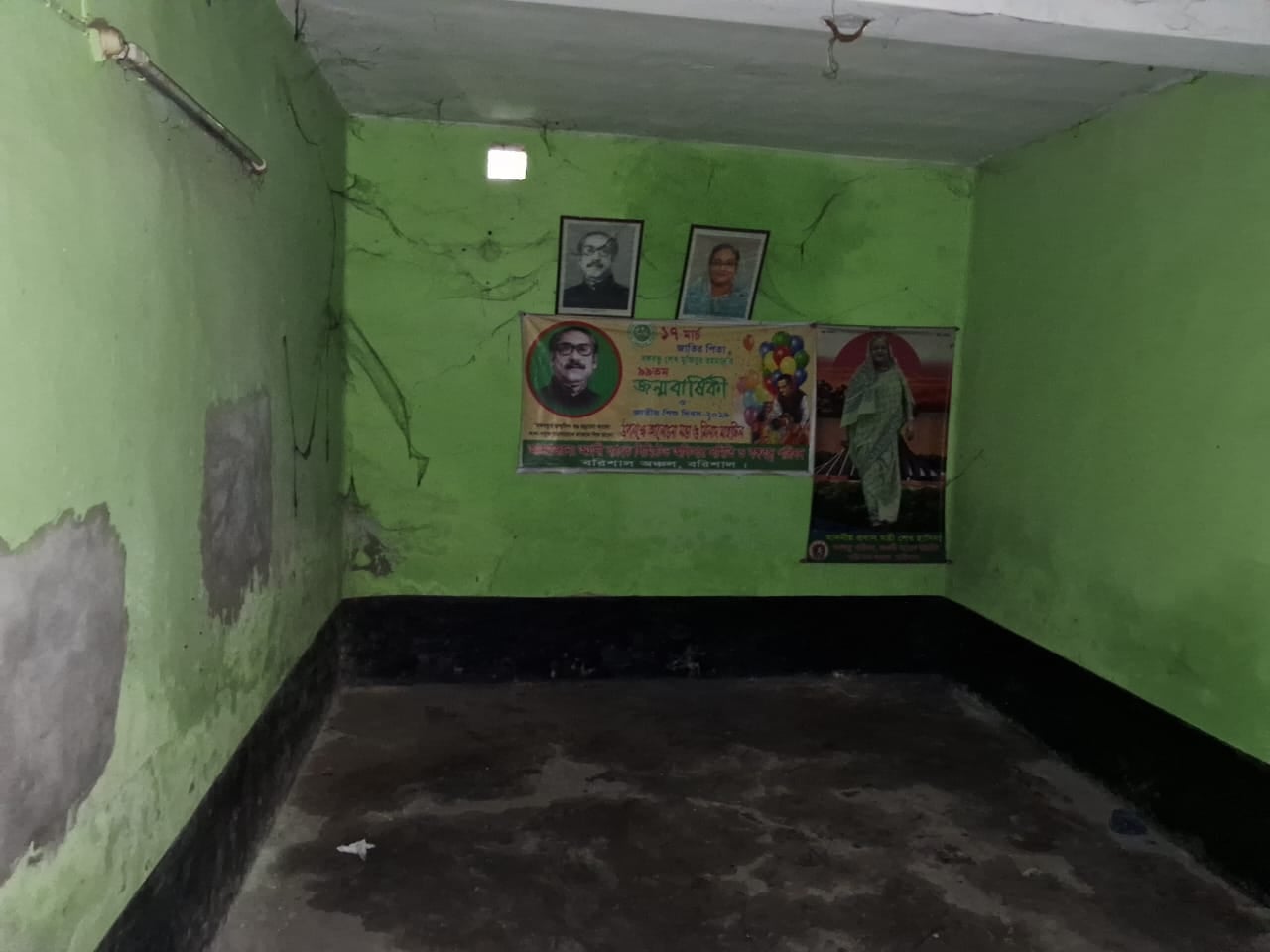 বরিশালে বঙ্গবন্ধু পরিষদের মালামাল রাতে নিয়ে গেলেন ব্যাংক কর্মকর্তা