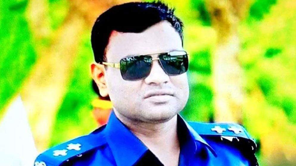 চাঁদপুরে ঘুসের টাকা গুনে নেওয়ার ভিডিও ভাইরাল, এসআই মাহফুজ প্রত্যাহার 8 Untitled 673317a460d40