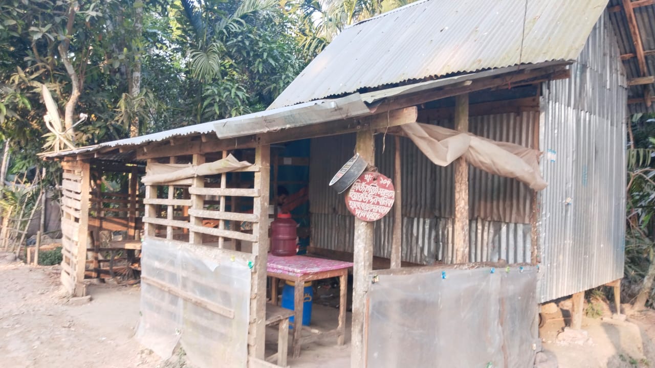 রাজাপুরে পাওনা টাকা চাওয়ায় দোকান তালাবদ্ধ ও মারধরের অভিযোগ
