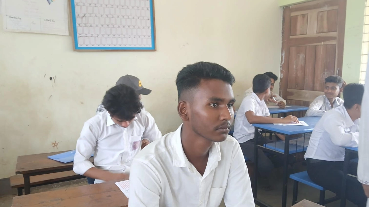 বরগুনার বেতাগীতে বাবার মরদেহ ঘরে রেখে পরীক্ষার হলে খাইরুল