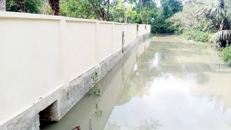সরকারি অর্থায়নে এভাবে খাল দখল করে করা হয়েছে বাউন্ডারি ওয়াল
