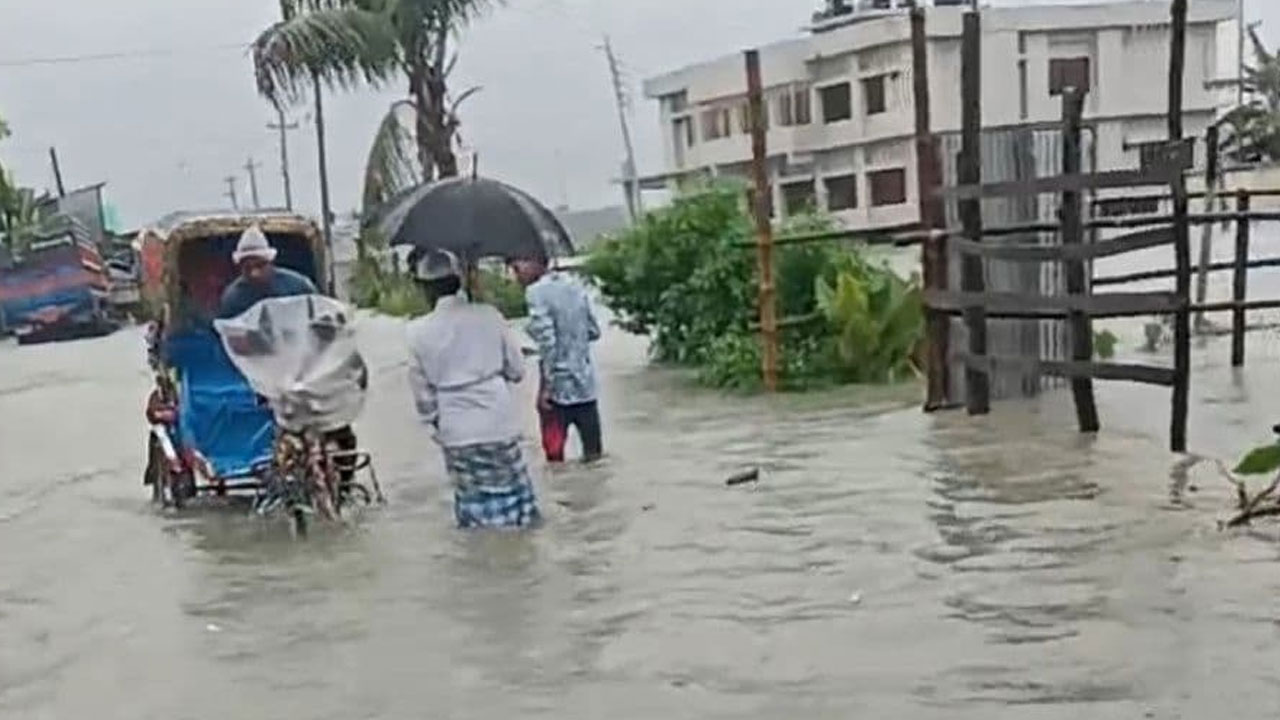 সৃষ্ট জলোচ্ছ্বাস ও ভারি বৃষ্টিপাতে পটুয়াখালীতে লক্ষাধিক মানুষ ক্ষতিগ্রস্ত
