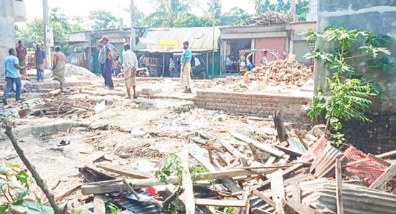 কাঠালিয়ায় পুলিশ পরিচয়ে ৬টি দোকান ও বসত ঘর গুঁড়িয়ে দিয়ে লুটপাট