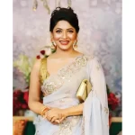 অপু বিশ্বাস টাকা দিচ্ছেন সেই বৃদ্ধকে ওমরার জন্য