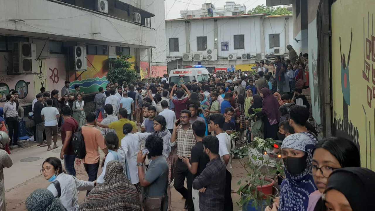 প্রশিক্ষণ বিমান বিধ্বস্ত: বিএনপির জরুরি সহায়তার নির্দেশ