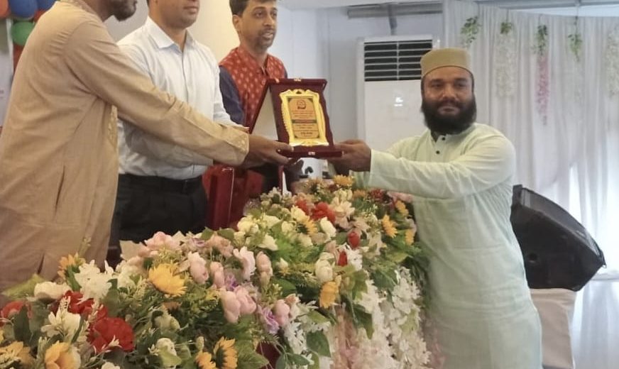 মফস্বল সাংবাদিকতায় অনন্য অবদানে সাংবাদিক নোমানীকে সম্মাননা প্রদান 7 nomani pic