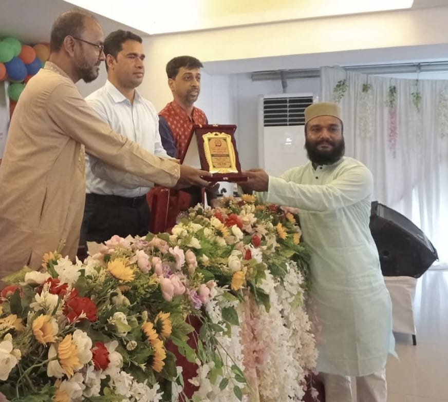 মফস্বল সাংবাদিকতায় অনন্য অবদানে সাংবাদিক নোমানীকে সম্মাননা প্রদান 14 nomani pic