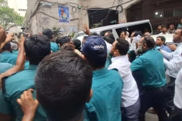 চাঁদা দাবির অভিযোগে গ্রেফতার সমন্বয়কদের আদালত চত্বরে কিল-ঘুষি-লাথি 5 কিল ঘুষি লাথি