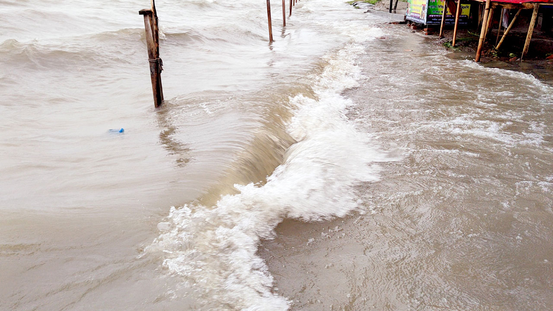অমাবস্যার প্রভাবে বরিশাল বিভাগের ১১ নদীর পানি বিপৎসীমার ওপরে 11 pani