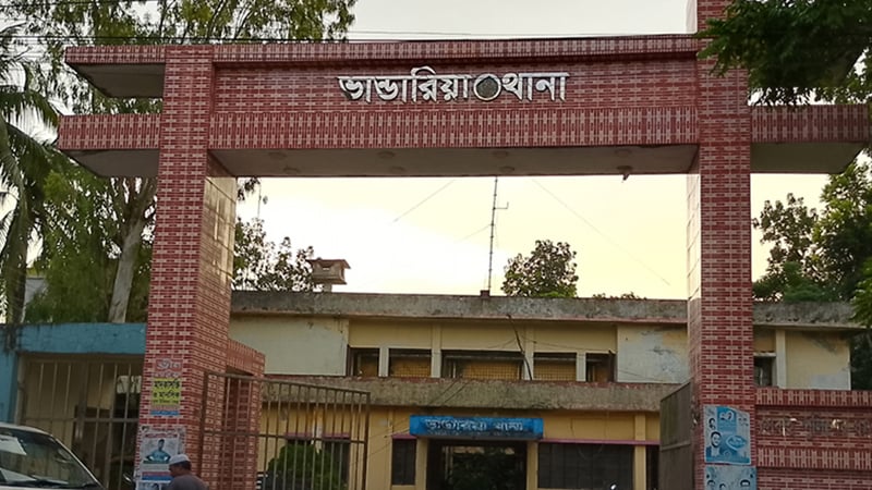 ভান্ডারিয়ায় ঘরে ঢুকে গৃহবধূকে কুপিয়ে হত্যা 6 vandaria 1756614635