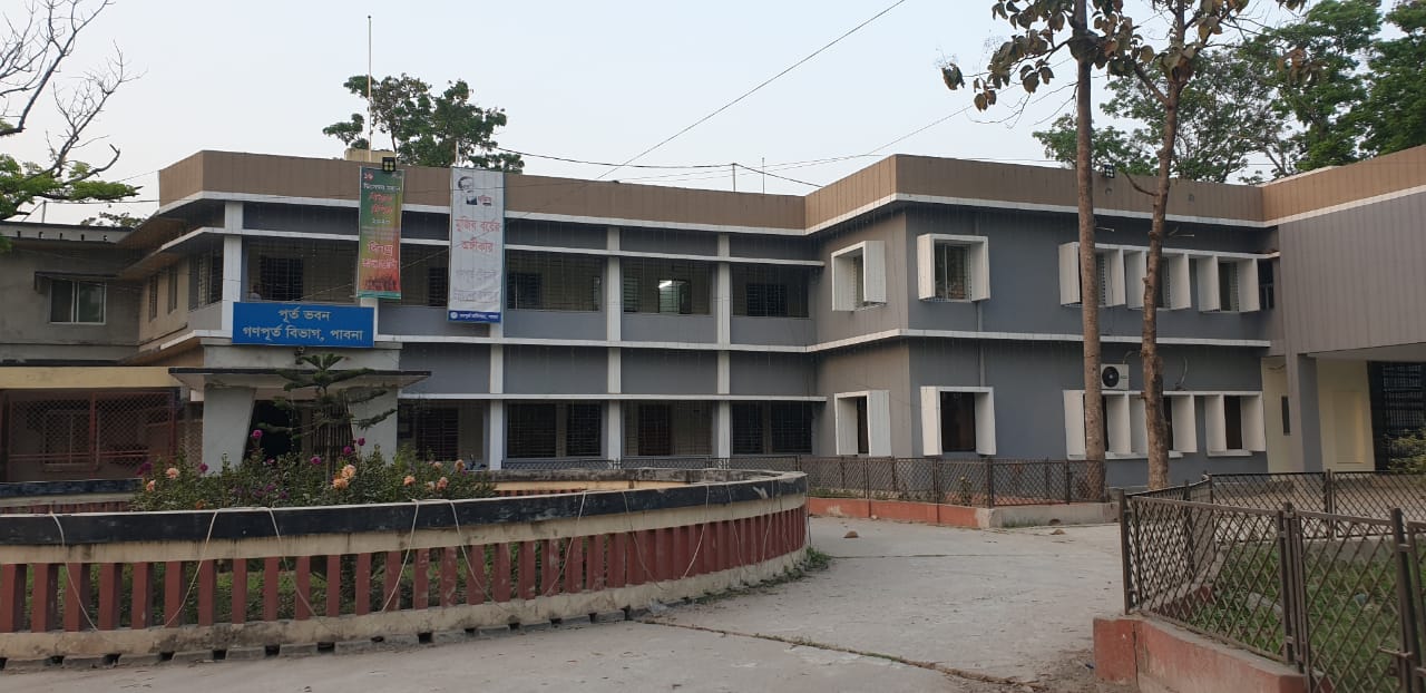 পাবনা গণপূর্ত বিভাগের নির্বাহী প্রকৌশলী ও ষ্টাফ অফিসারের বিরুদ্ধে দরপত্রে অনিয়মের অভিযোগ 13 Photo 01