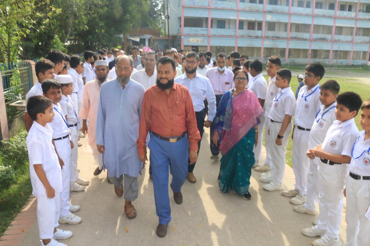 বরিশালে ক্লাস বন্ধ রেখে,শিক্ষার্থীদের রোদে দাড় করিয়ে সংবর্ধনা নিলেন প্রধান শিক্ষক