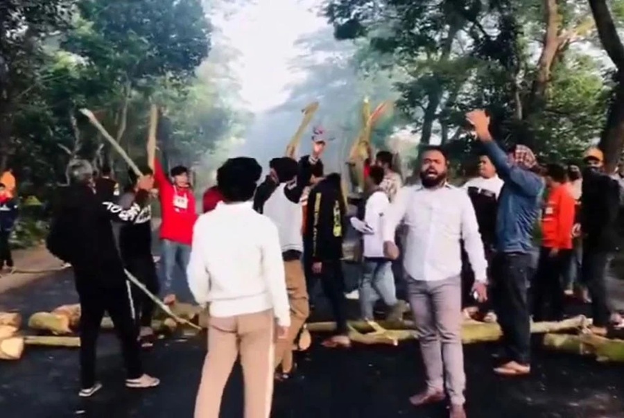 গোপালগঞ্জে মহাসড়ক অবরোধ বিক্ষোভ