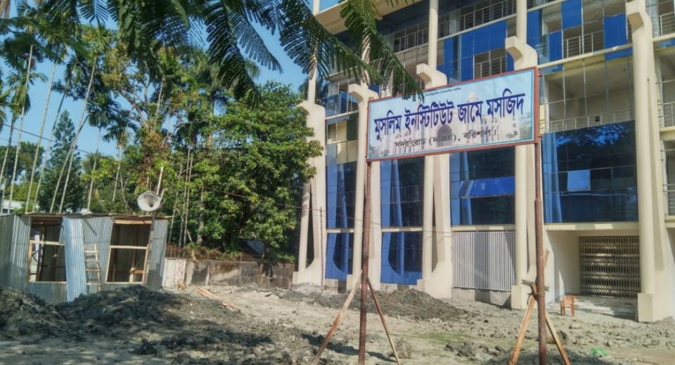 বরিশালে ঐতিহ্যবাহী মোহামেডান স্পোর্টিং ক্লাব মাঠে মসজিদের সাইনবোর্ড