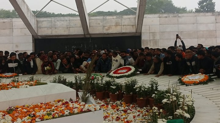 খালেদা জিয়ার কবর জিয়ারত করতে মানুষের ভিড়