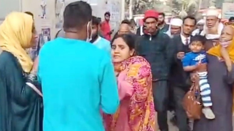 প্রেমিকাসহ স্ত্রীর হাতে ধরা পড়ল স্বামী